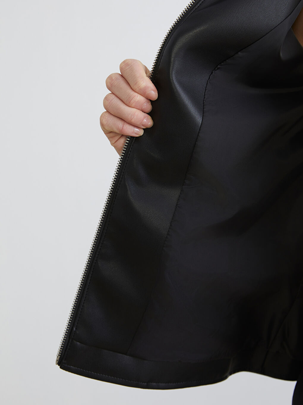Siyah Bisiklet Yaka Kadın Deri Görünümlü Ceket-3