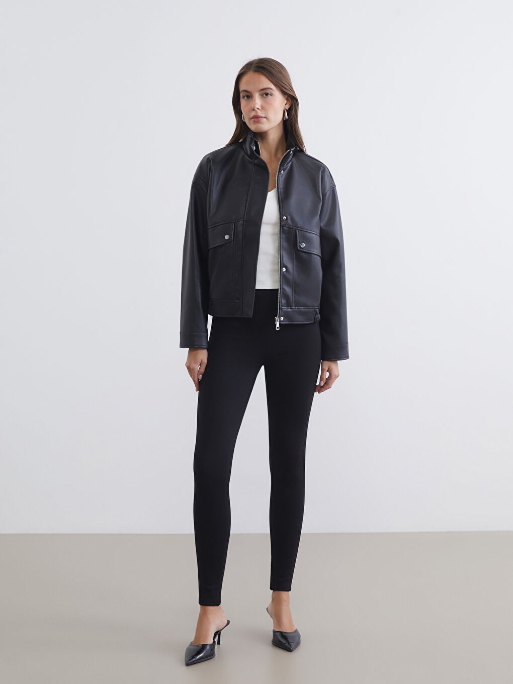 Siyah Dik Yaka Kadın Deri Görünümlü Ceket-1