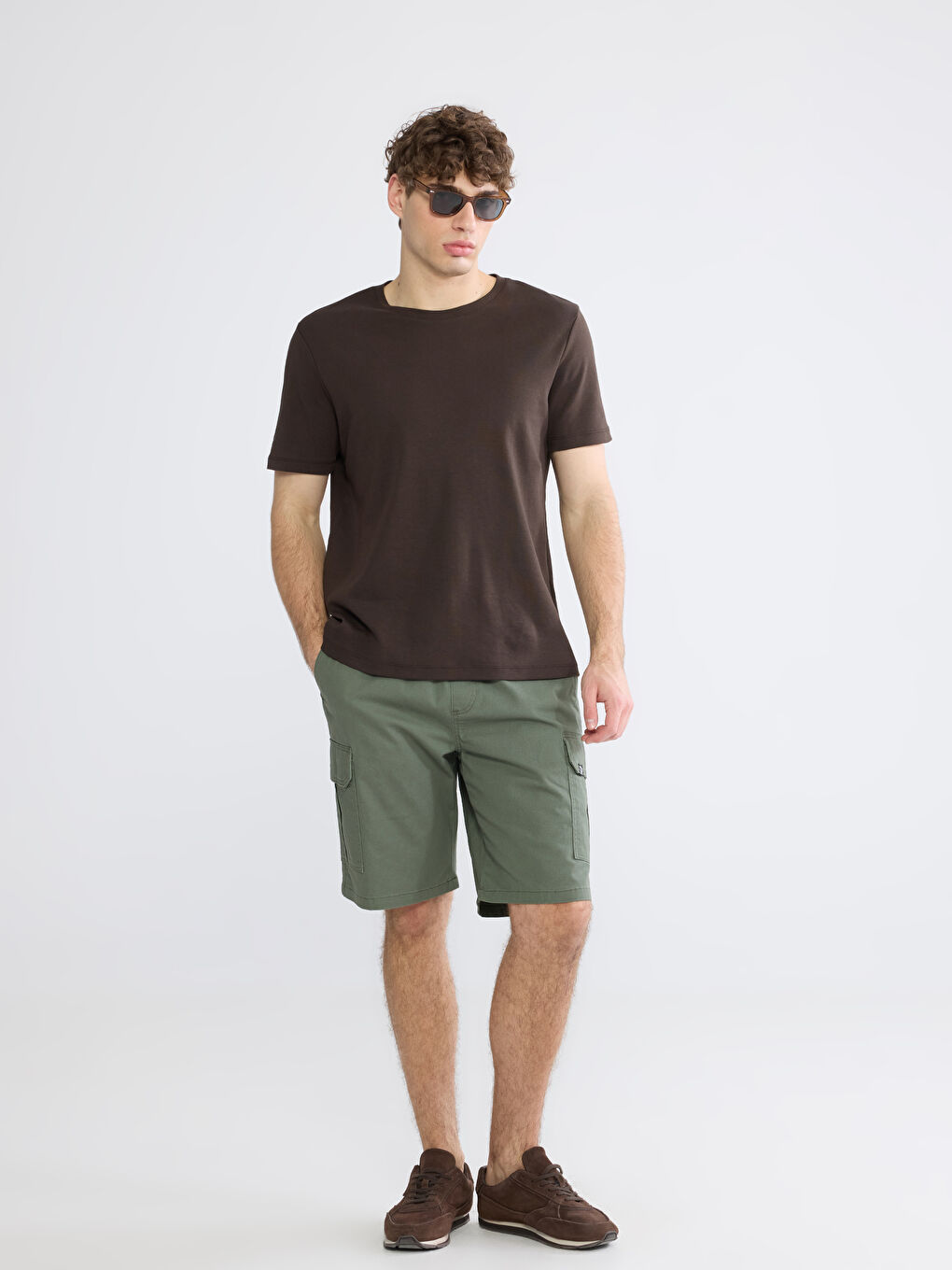 Men's Gabardine Cargo Shorts in a Regular Fit.-1