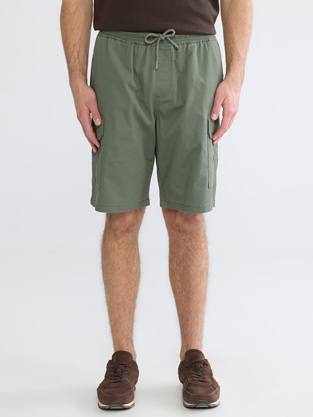Men's Gabardine Cargo Shorts in a Regular Fit.-2
