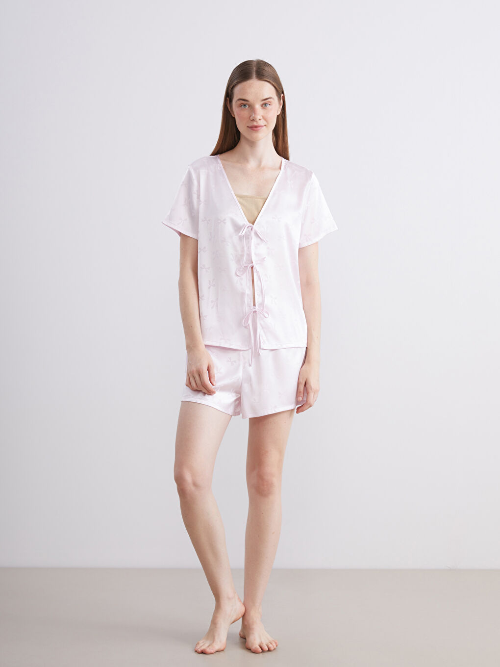 Pembe Fiyonk Desenli Saten Kadın Şortlu Pijama Takımı-1