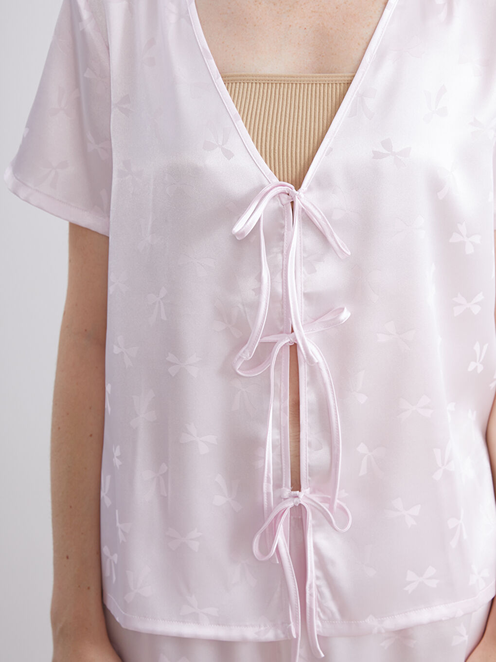 Pembe Fiyonk Desenli Saten Kadın Şortlu Pijama Takımı-2