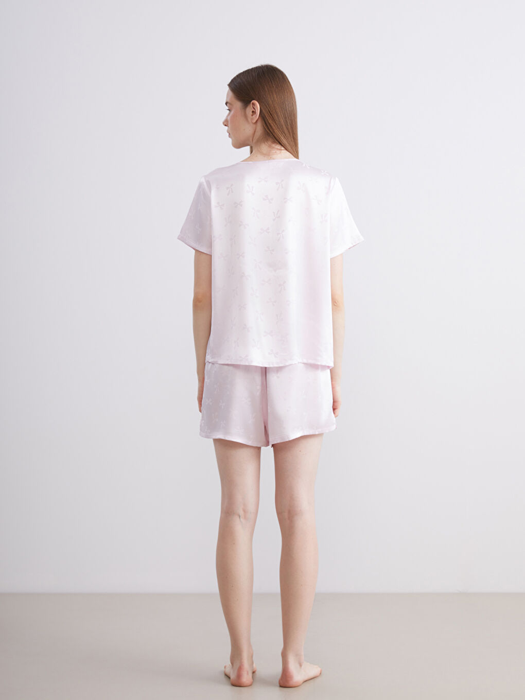 Pembe Fiyonk Desenli Saten Kadın Şortlu Pijama Takımı-3