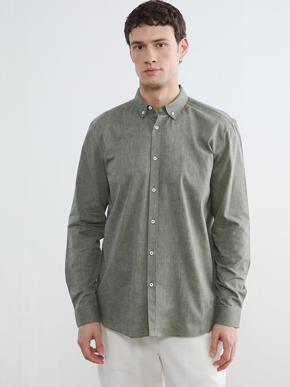 قميص رجالي بمظهر الكتان بقصة رفيعة