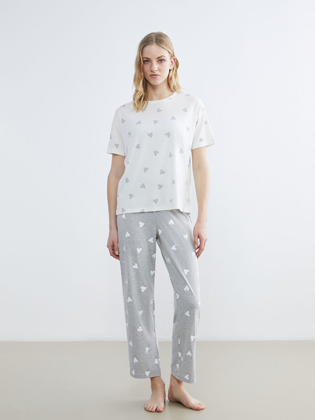 Beyaz Bisiklet Yaka Kalp Baskılı Kadın Pijama Üstü-1