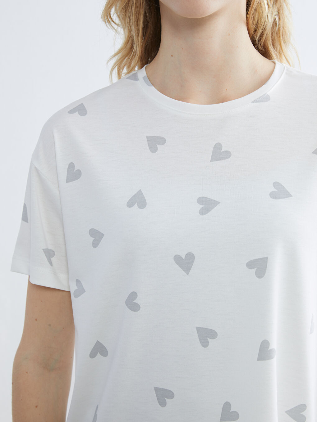 Beyaz Bisiklet Yaka Kalp Baskılı Kadın Pijama Üstü-2