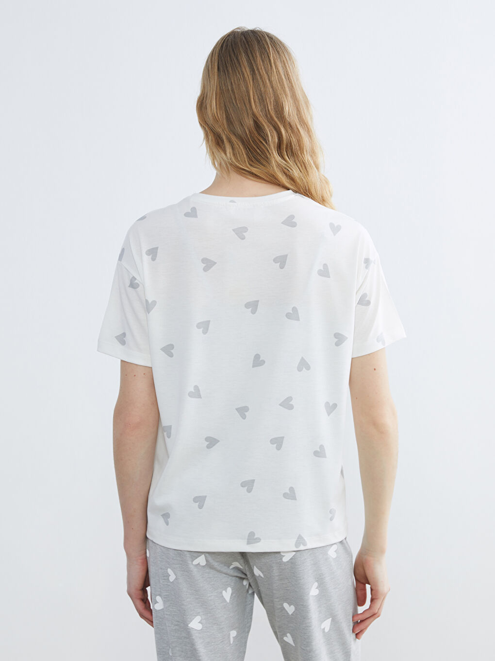 Beyaz Bisiklet Yaka Kalp Baskılı Kadın Pijama Üstü-3