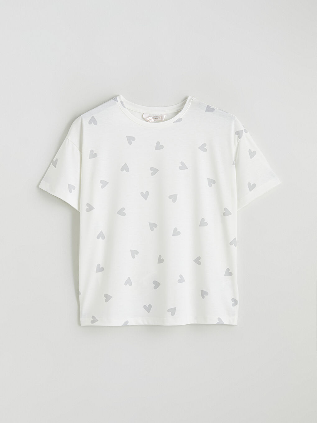 Beyaz Bisiklet Yaka Kalp Baskılı Kadın Pijama Üstü-4