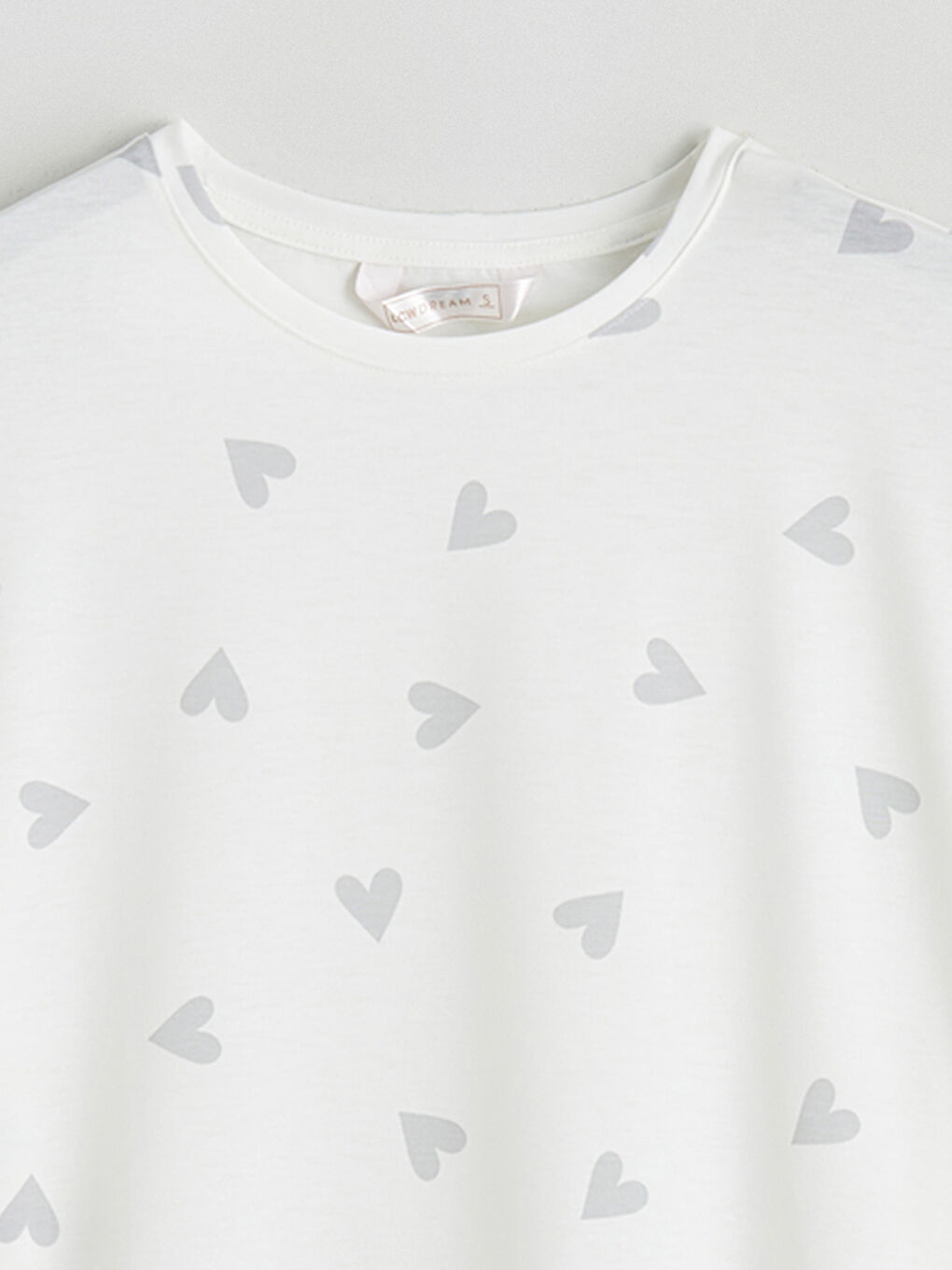 Beyaz Bisiklet Yaka Kalp Baskılı Kadın Pijama Üstü-5