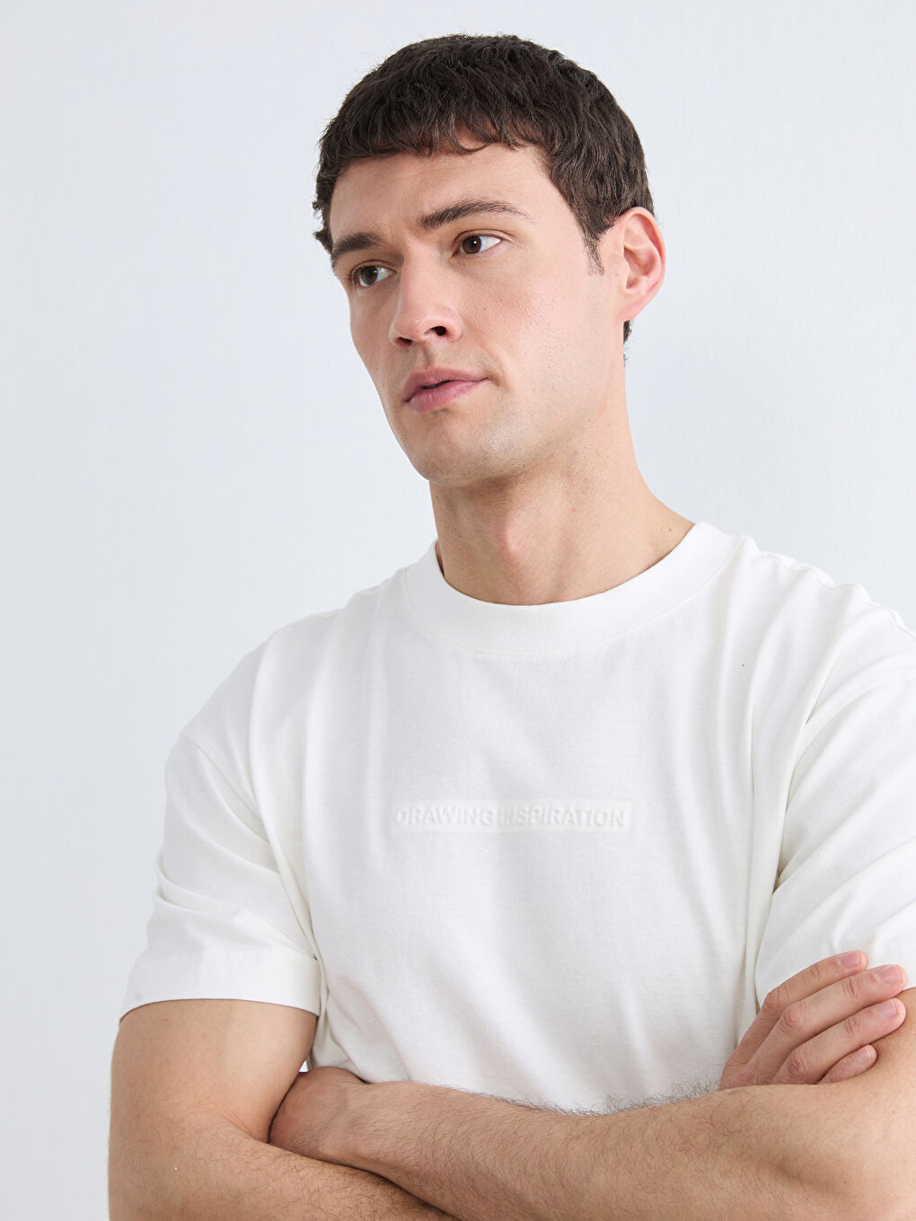 Muška majica sa vezom i okruglim izrezom