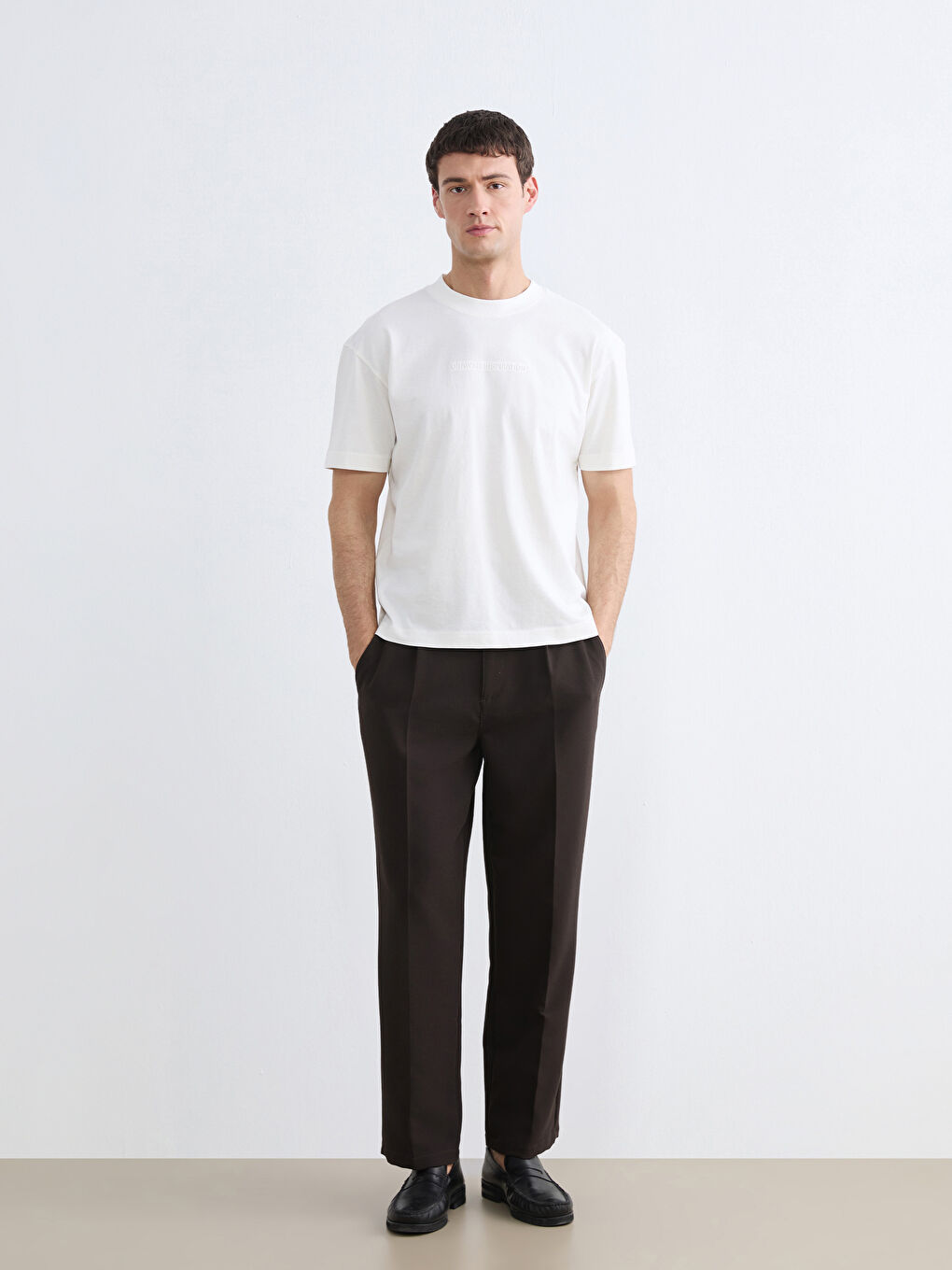 Muška majica sa vezom i okruglim izrezom-1