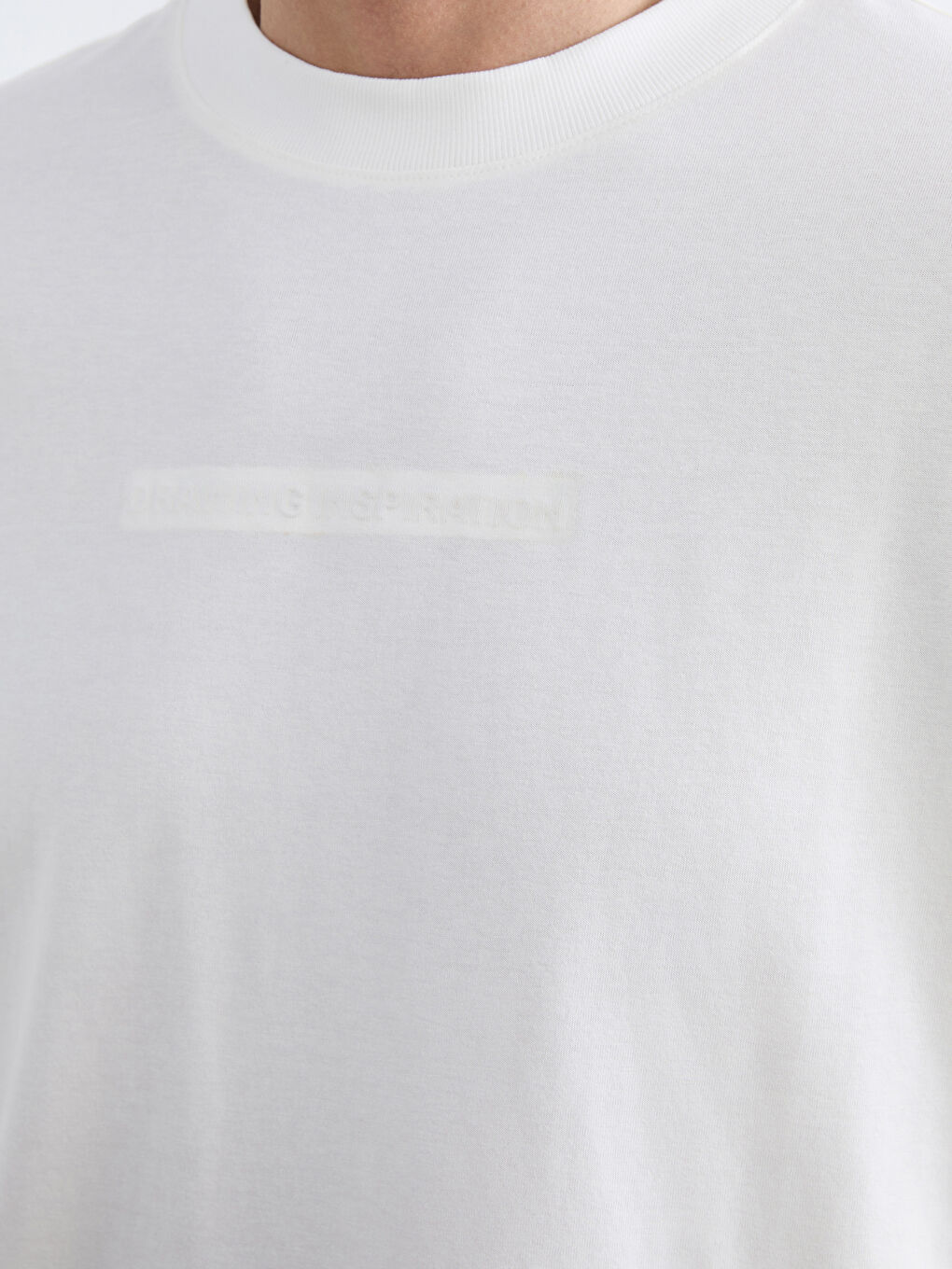 Muška majica sa vezom i okruglim izrezom-2