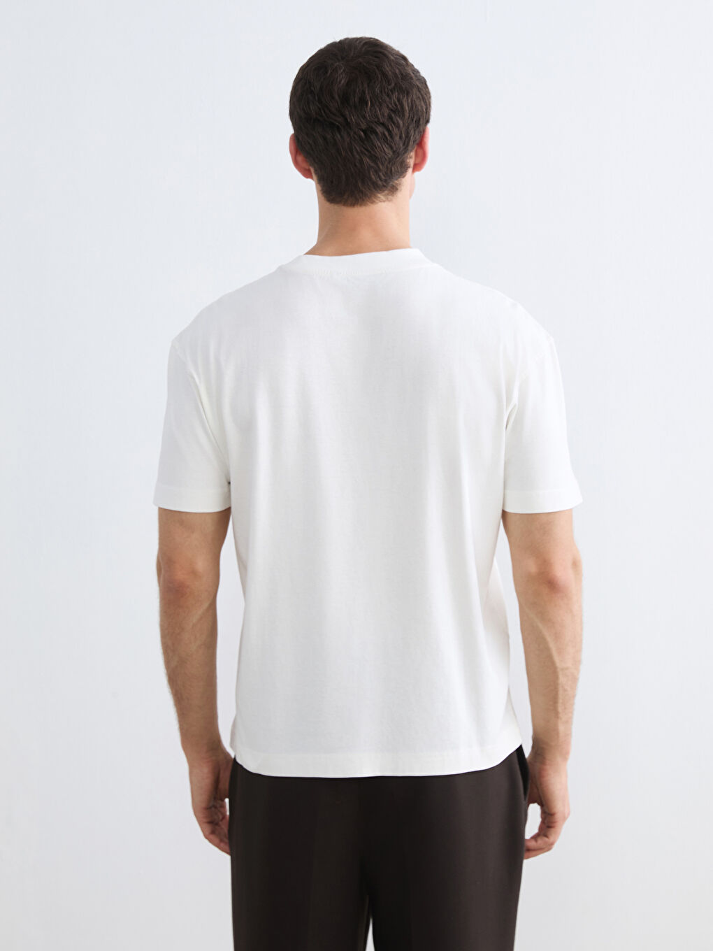 Muška majica sa vezom i okruglim izrezom-3