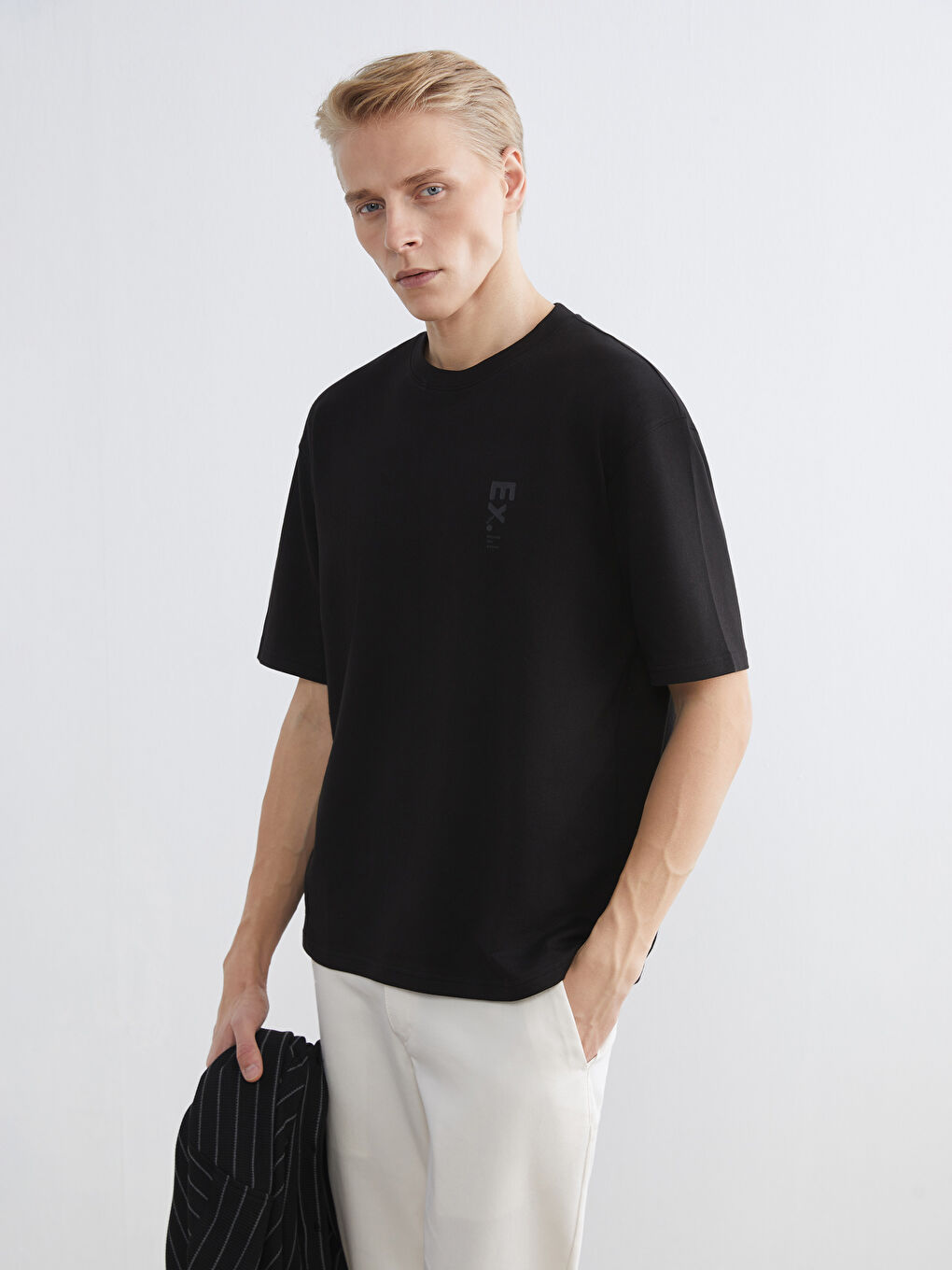 მამაკაცები შავი მაისურები და ზედები