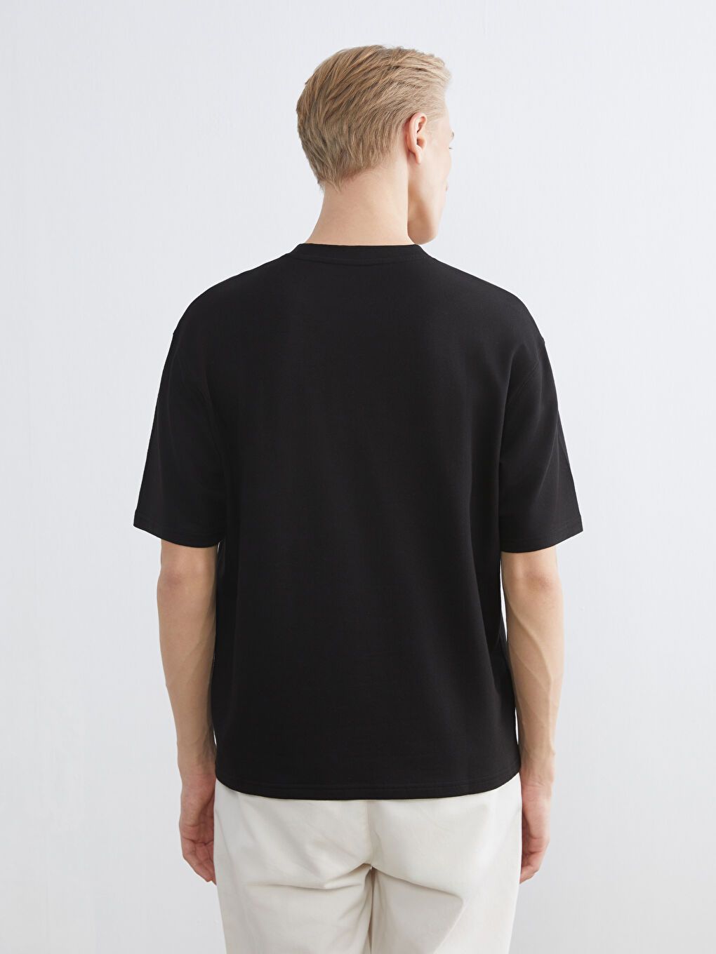 მამაკაცები შავი მაისურები და ზედები-3