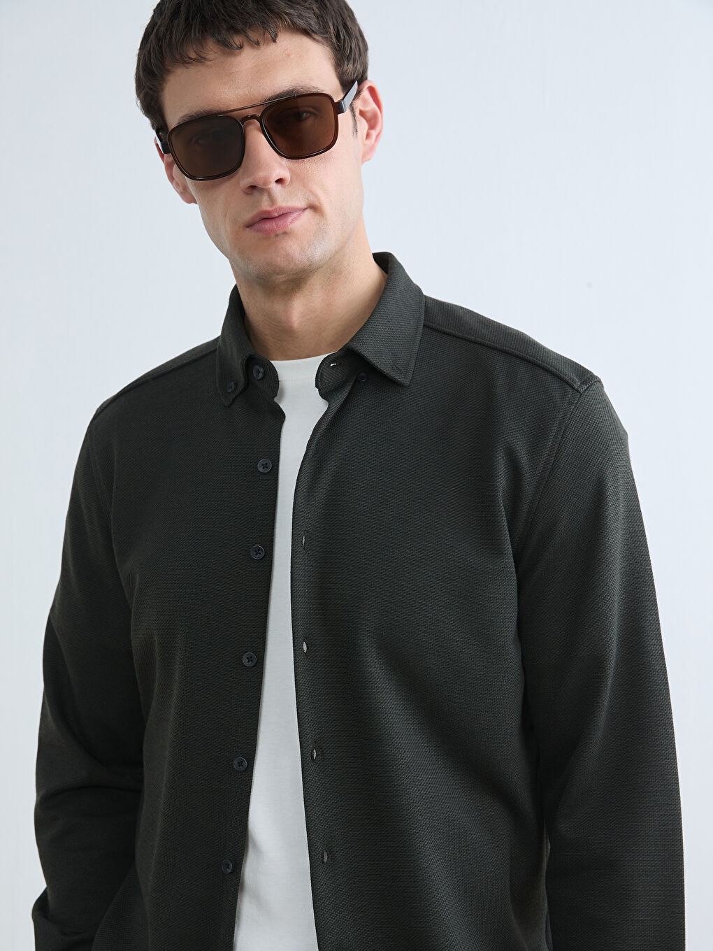 قميص أخضر رجل