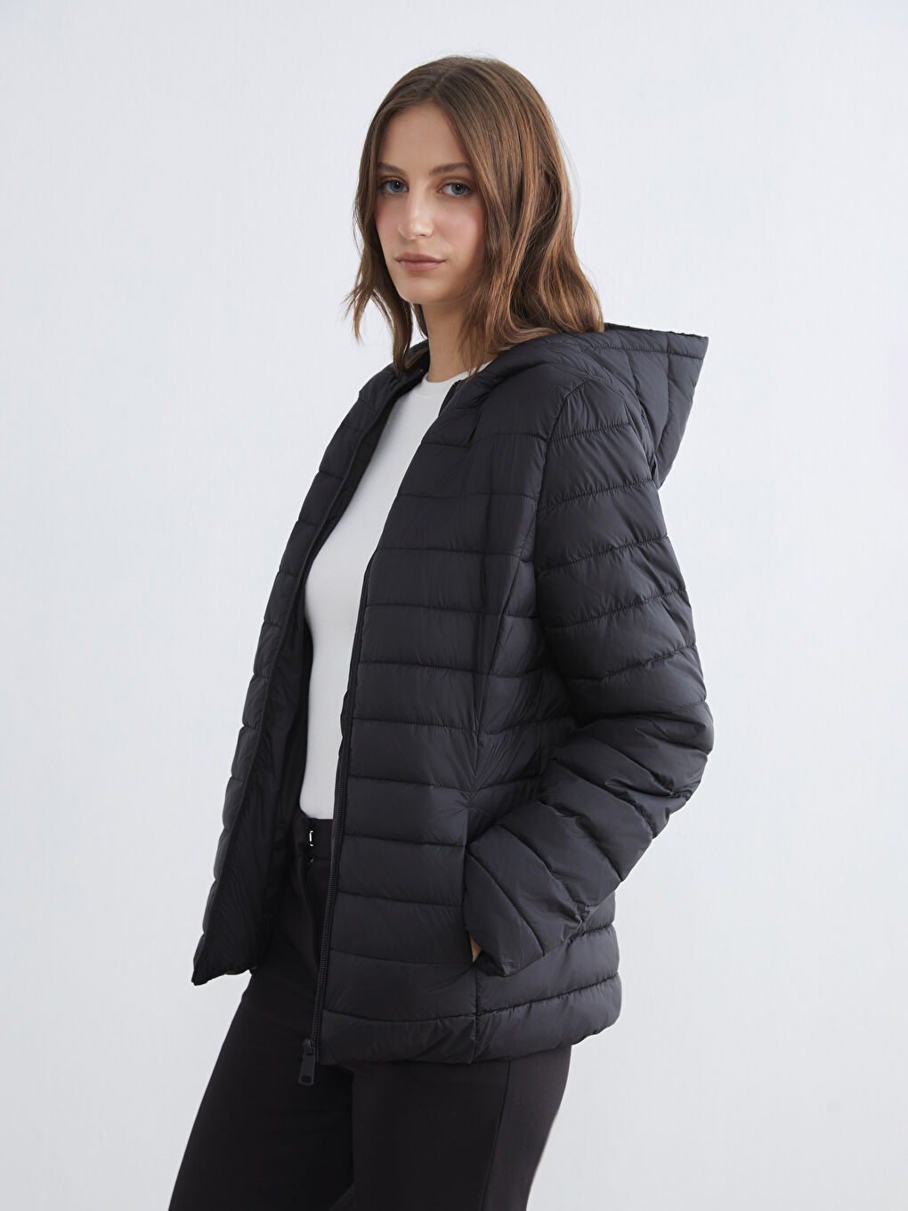 Siyah Kapüşonlu Kadın Şişme Mont