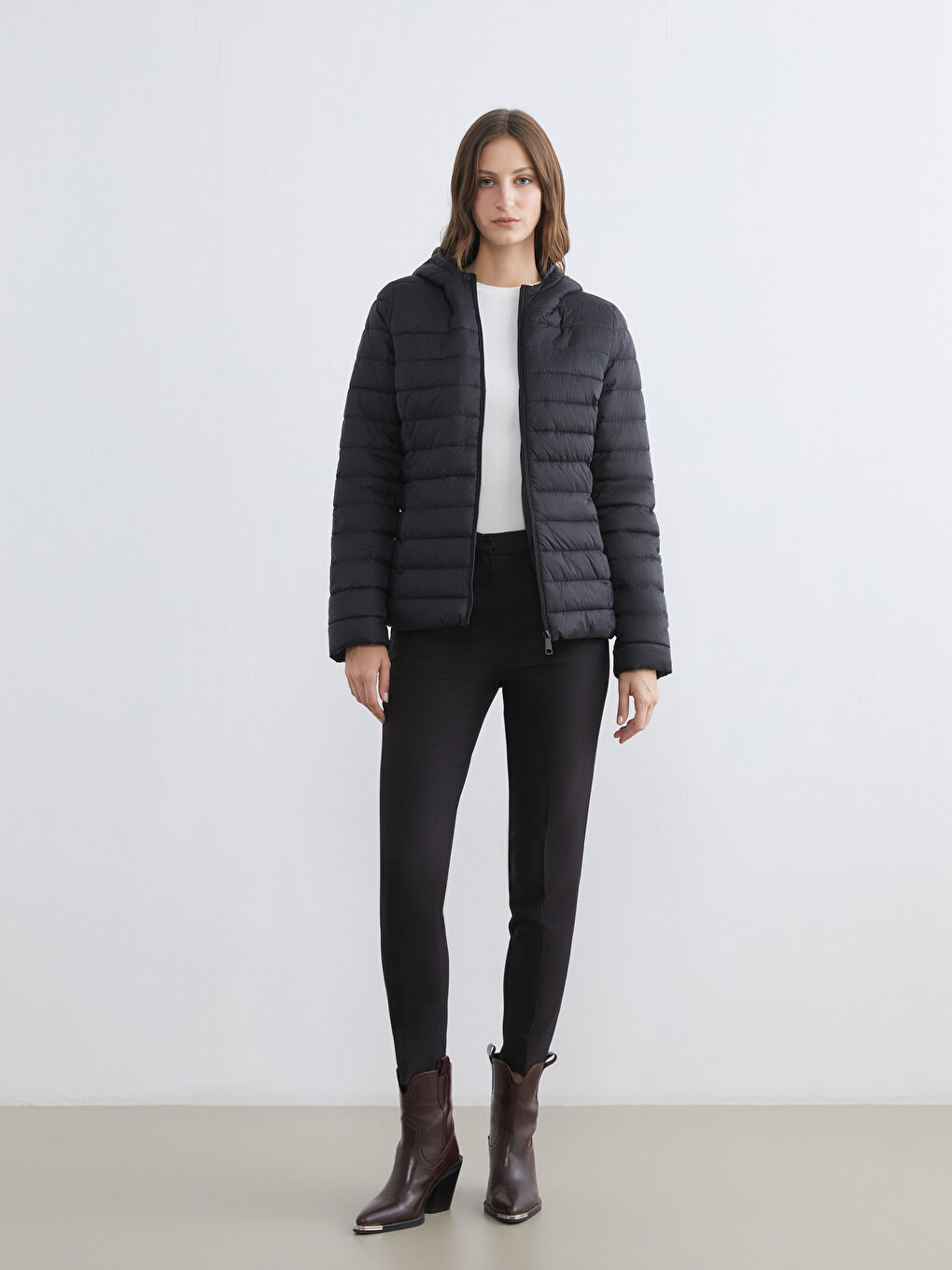 Siyah Kapüşonlu Kadın Şişme Mont-1