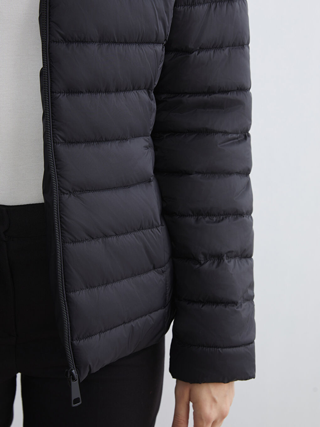 Siyah Kapüşonlu Kadın Şişme Mont-2