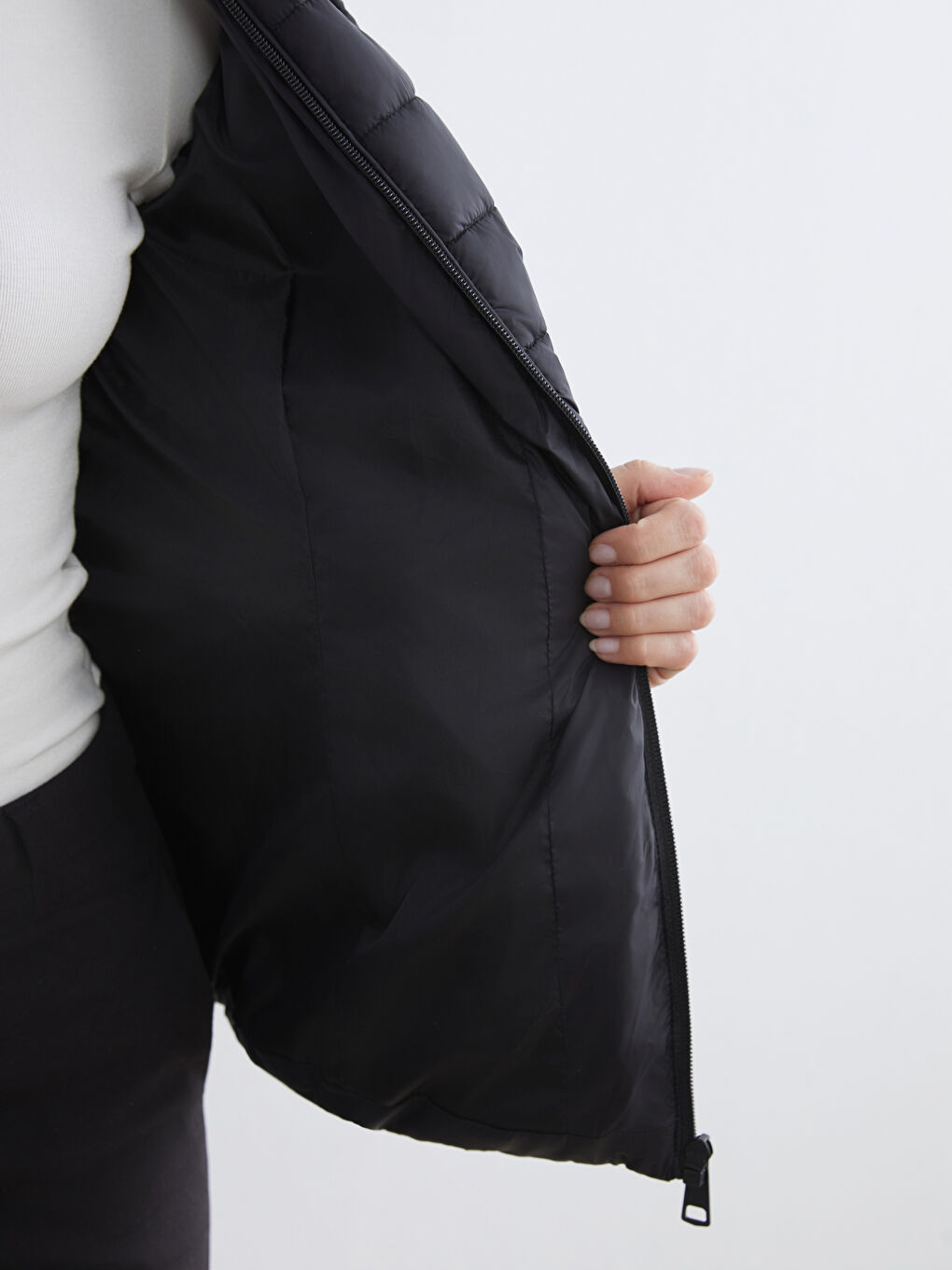 Siyah Kapüşonlu Kadın Şişme Mont-3