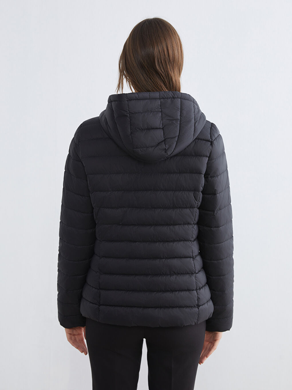 Siyah Kapüşonlu Kadın Şişme Mont-4