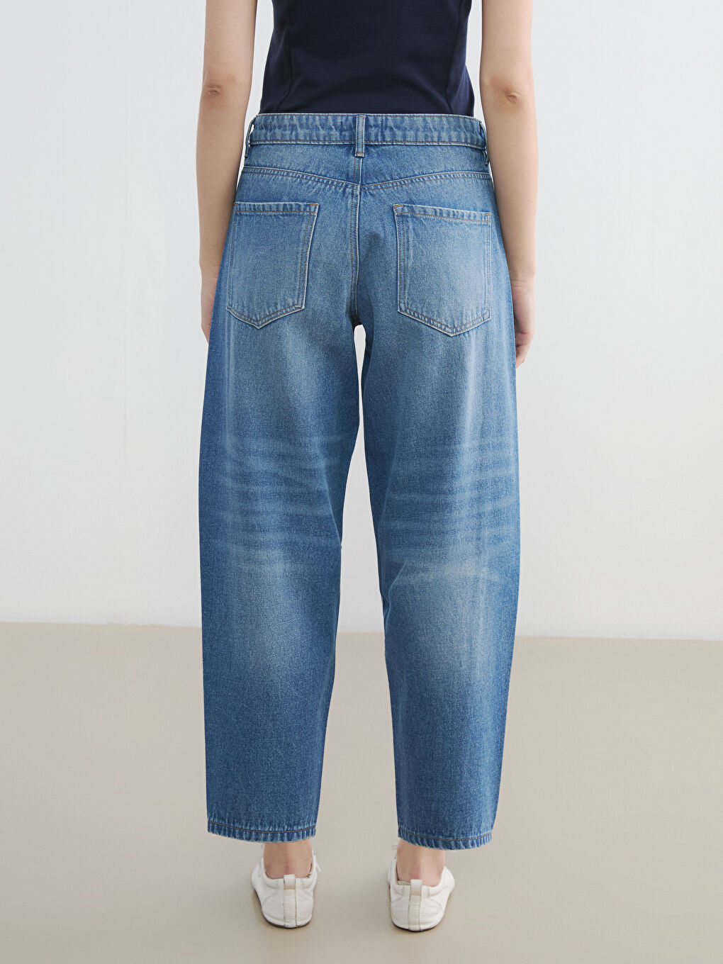 Barrel Fit Women's Jeans-3