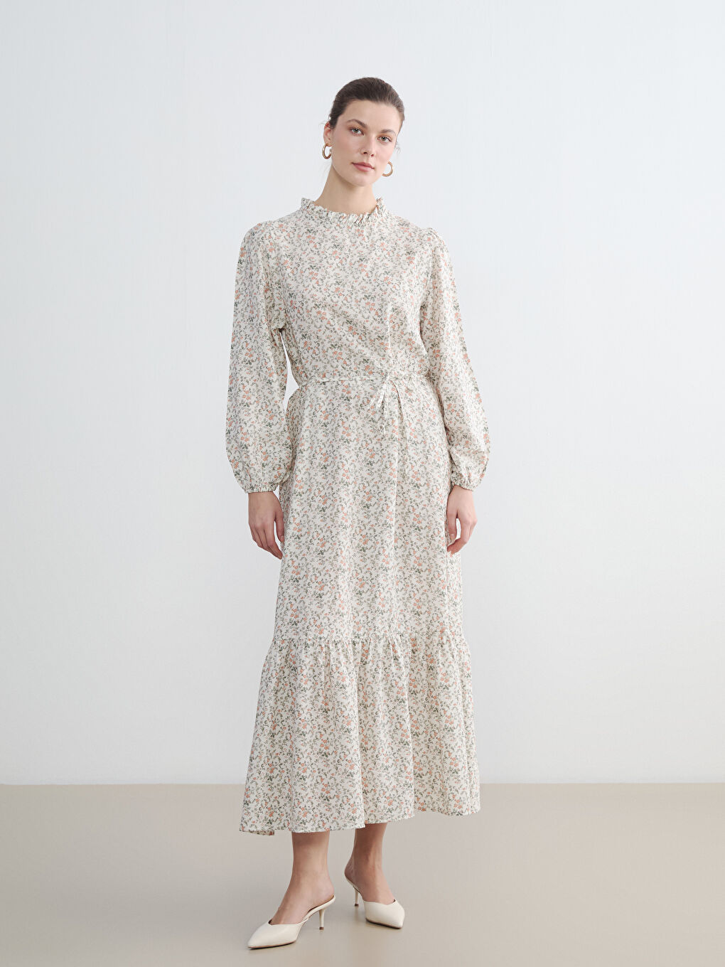 Karışık Fırfırlı Dik Yaka Çiçekli Elbise-1