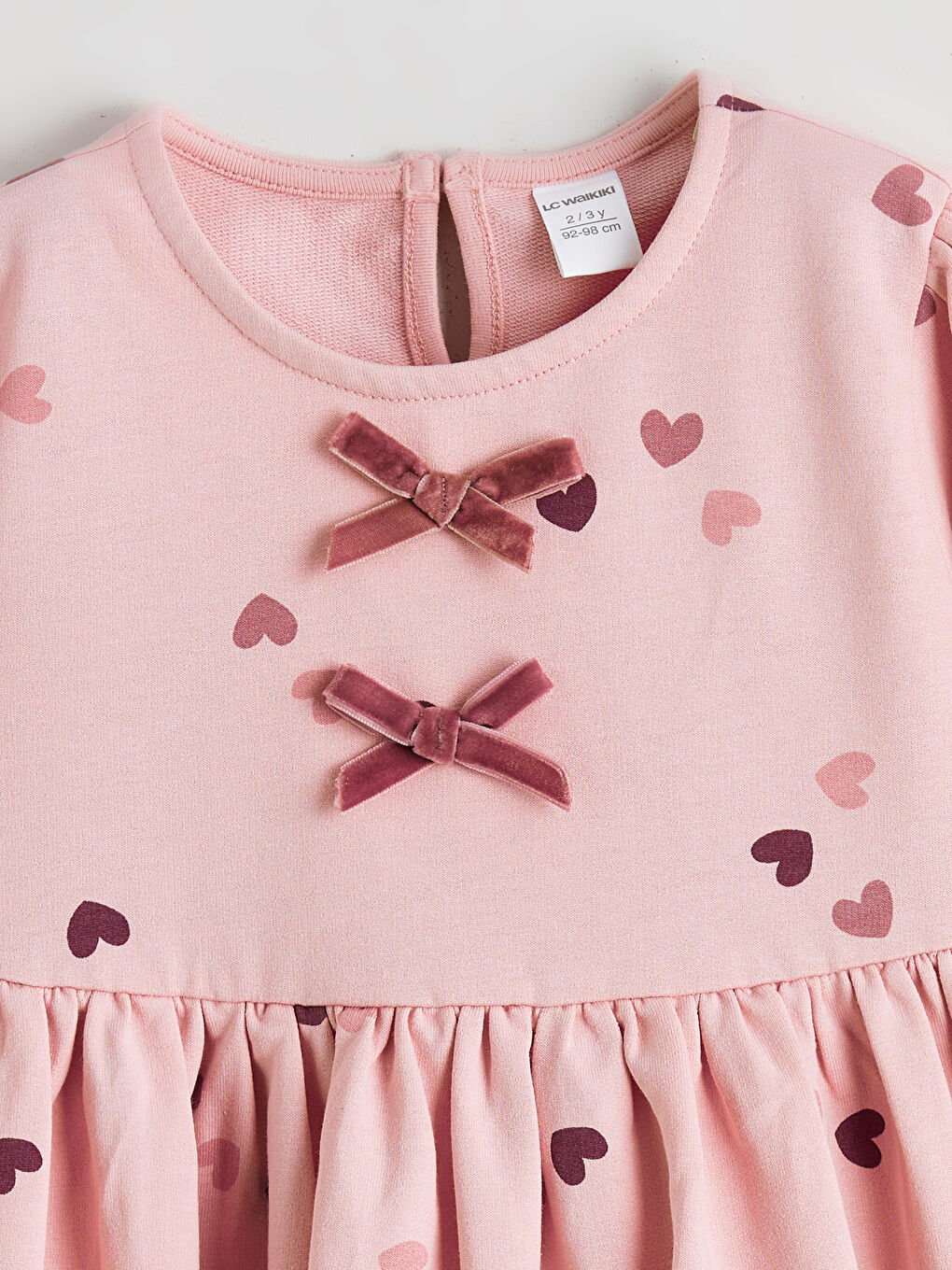 Heart-print girl's dress with a round neckline.-1