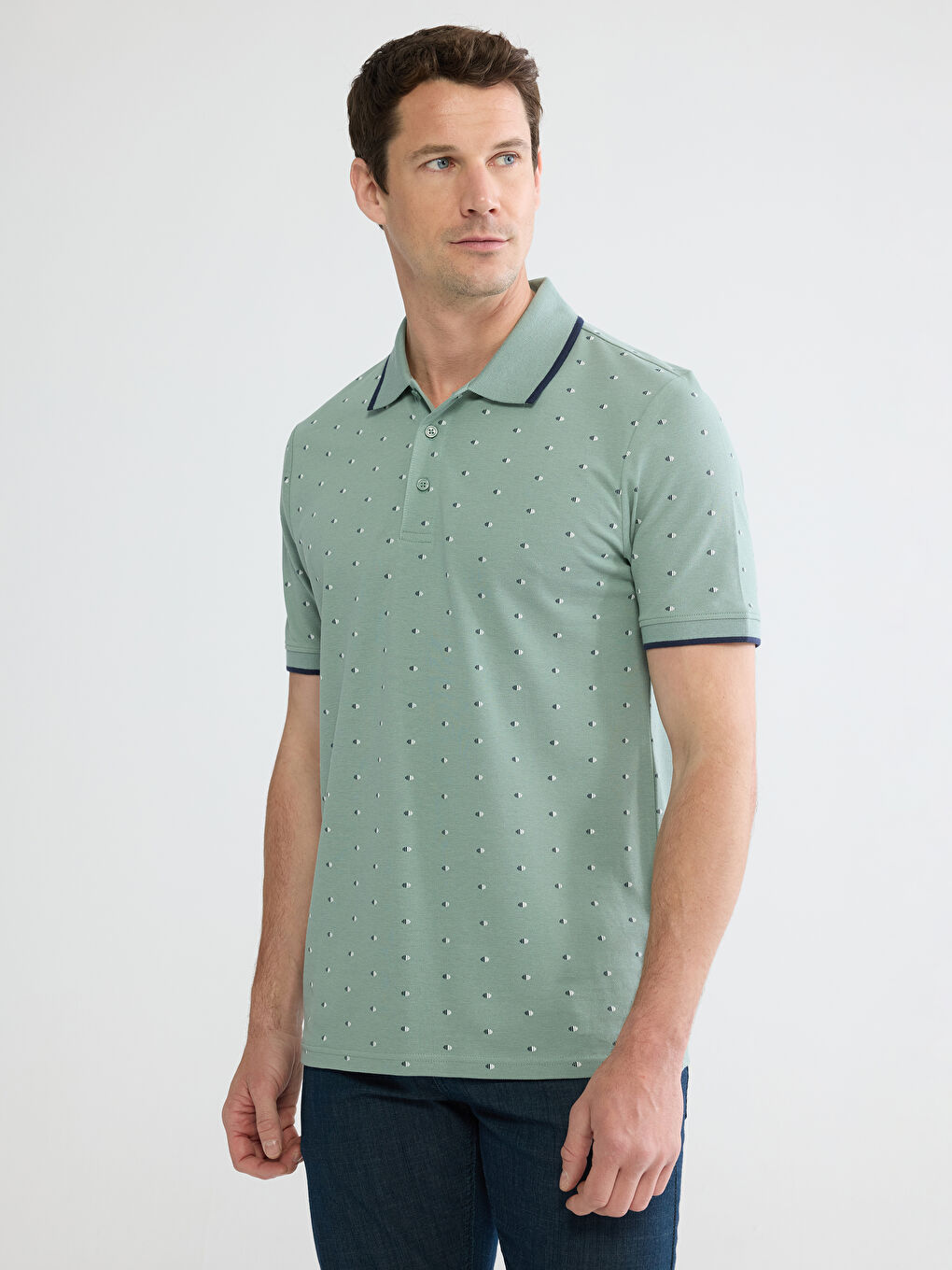 მამაკაცები მწვანე მაისურები და ზედები