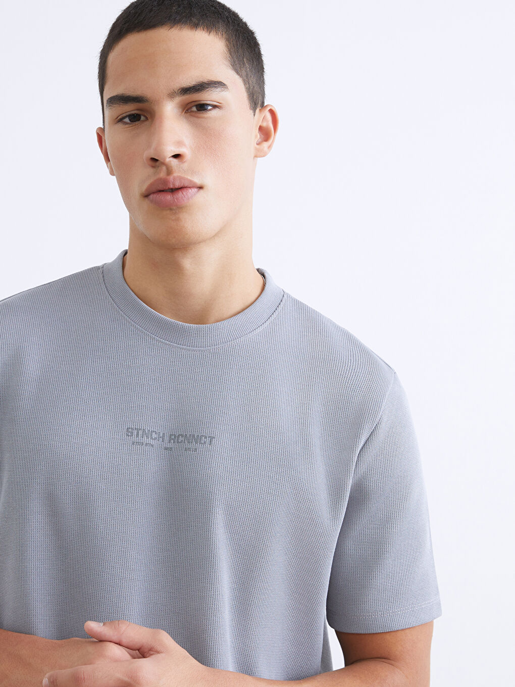 تيشيرت رجالي مطبوع برقبة دائرية-2