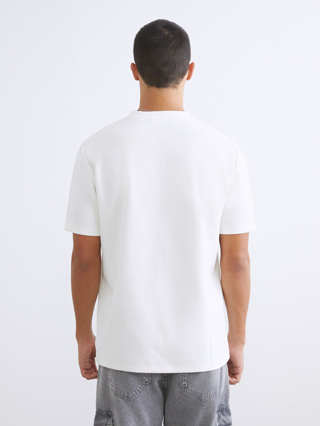 تيشيرت رجالي مطبوع برقبة دائرية-3