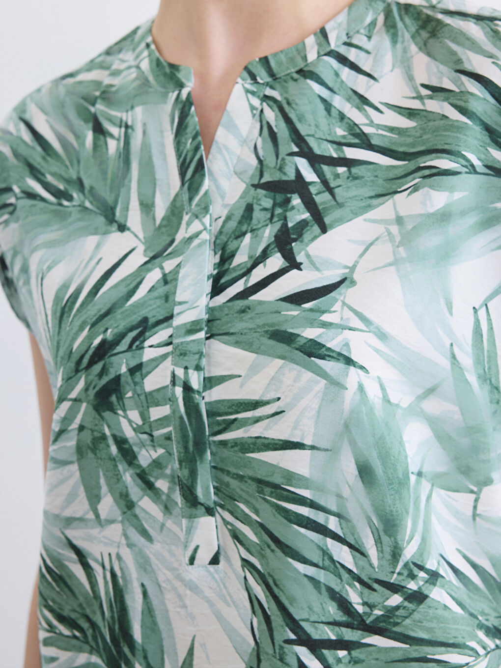 ქალი მწვანე ბლუზი-2