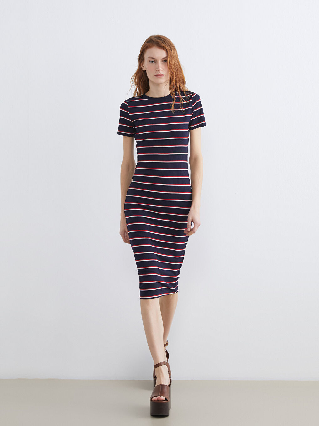 Дөңгелек жағалы жолақты бодикон көйлек