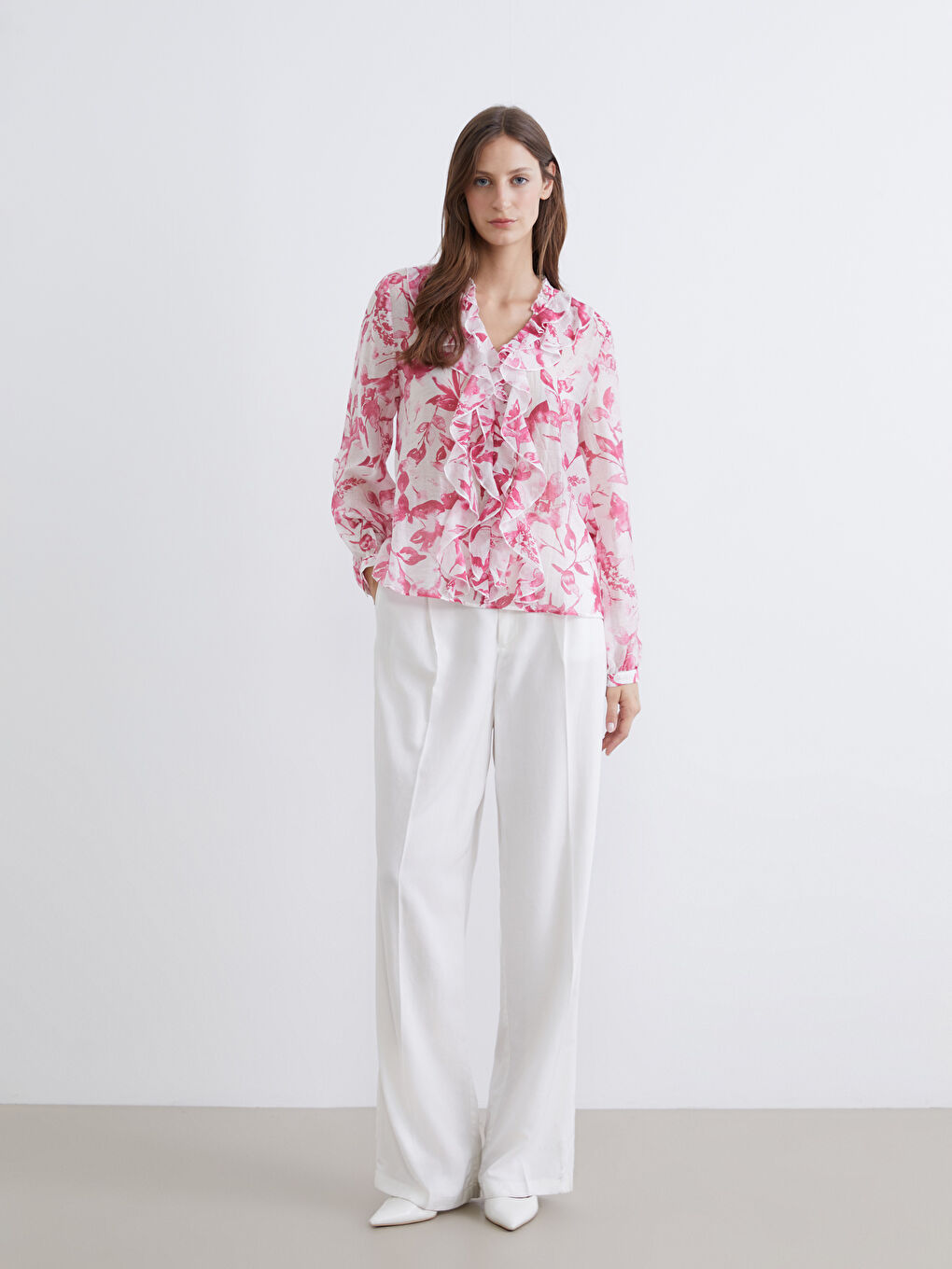 Bluza od šifona sa cvetnim dezenom, V izrezom i naborima-1