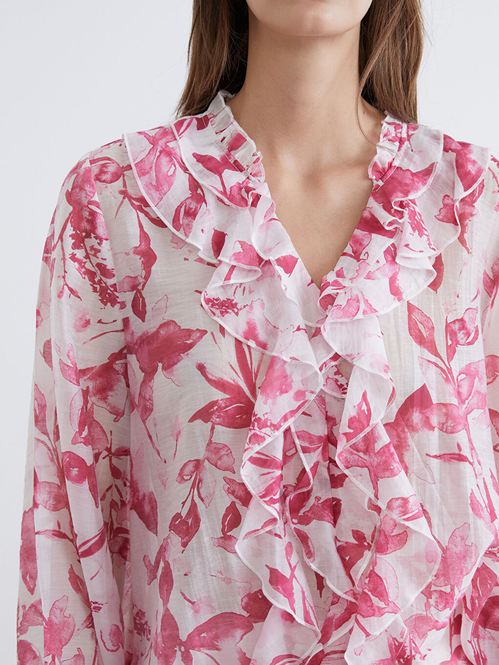 Bluza od šifona sa cvetnim dezenom, V izrezom i naborima-2