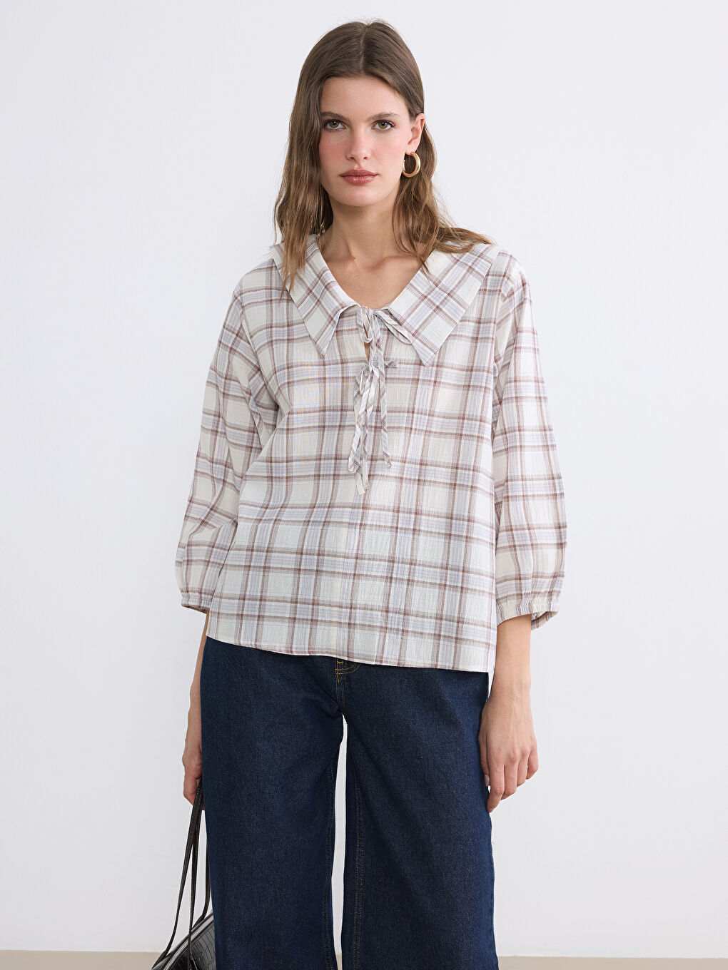 بلوزة كاروهات بأكمام بالون وياقة بيتر بان