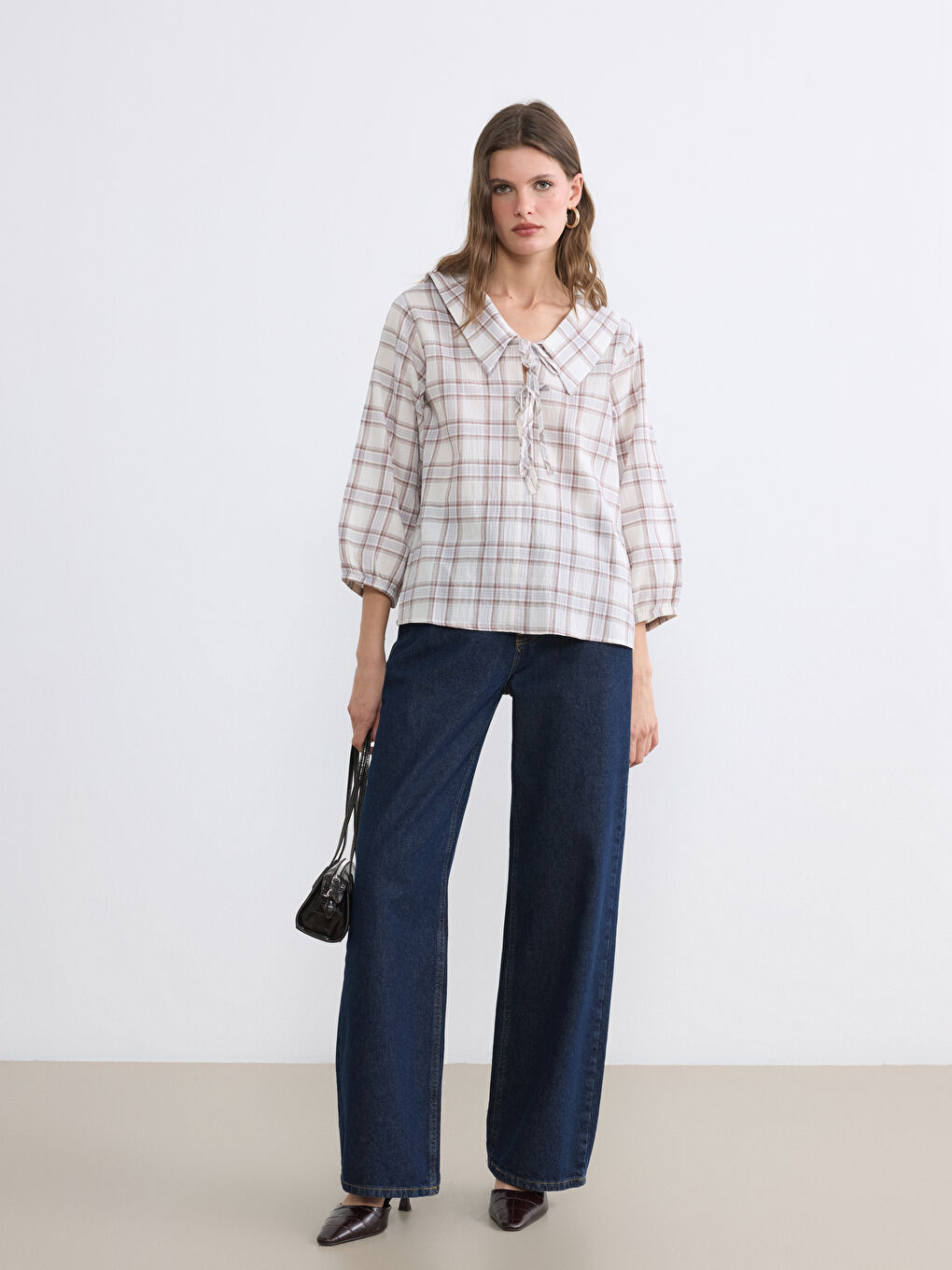 بلوزة كاروهات بأكمام بالون وياقة بيتر بان-1