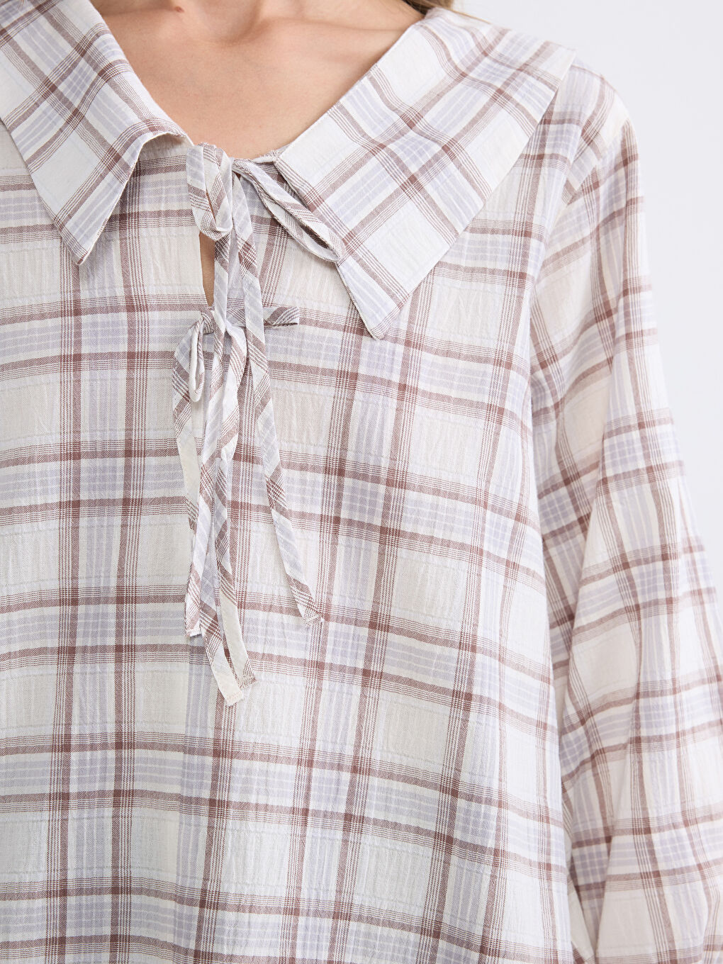 بلوزة كاروهات بأكمام بالون وياقة بيتر بان-2