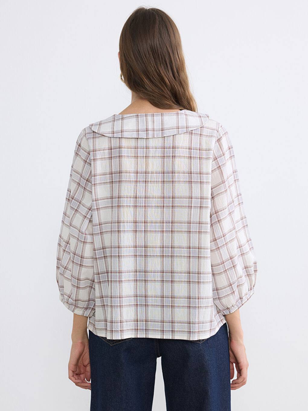 بلوزة كاروهات بأكمام بالون وياقة بيتر بان-3