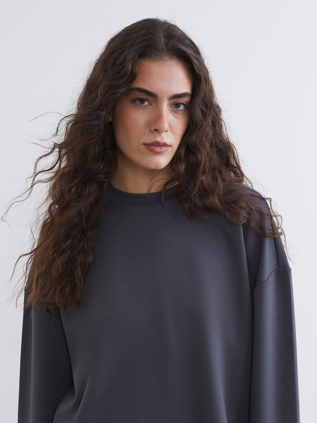 Indulge in the soft touch of our oversized women's sweatshirt.