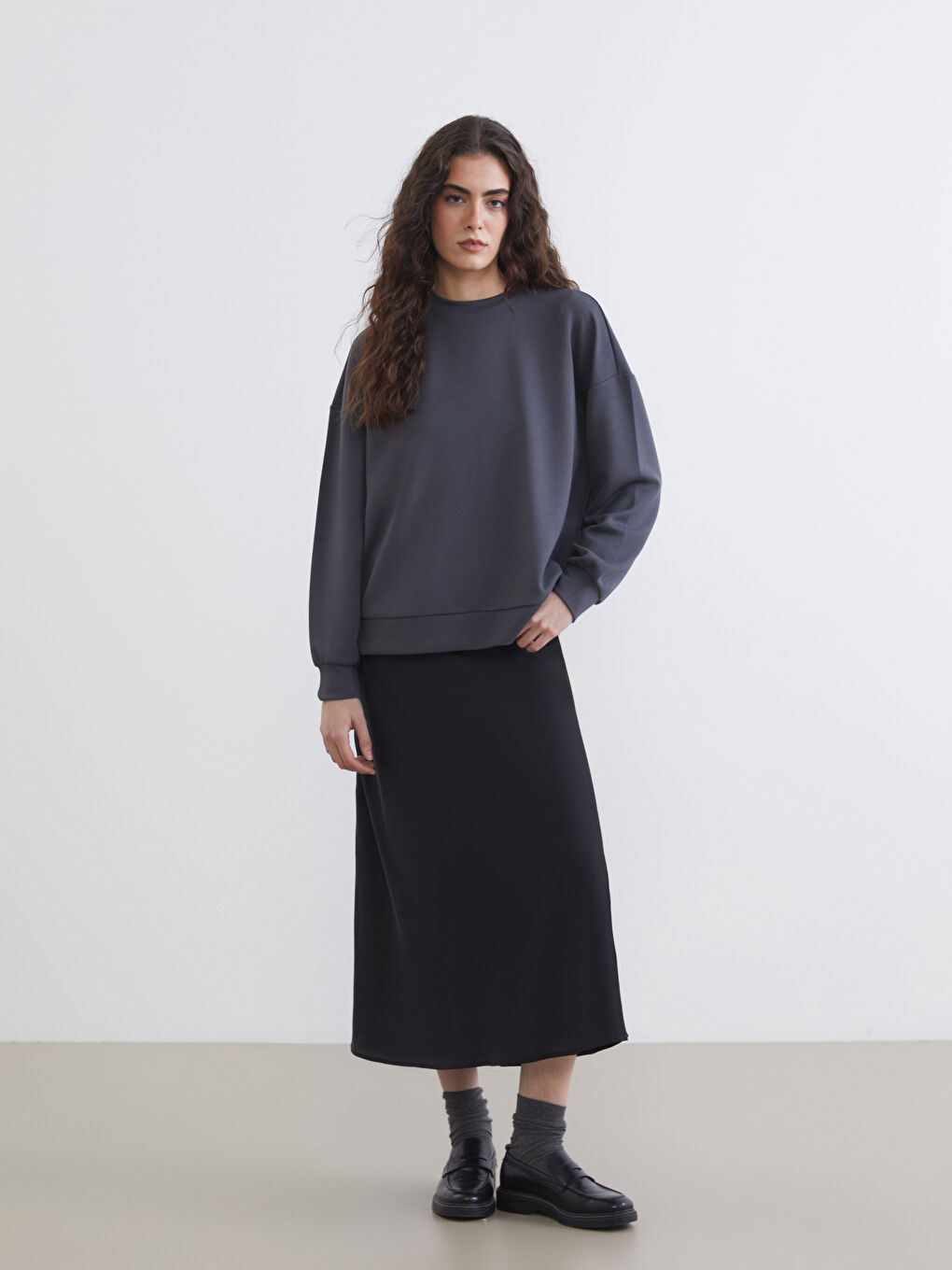 Indulge in the soft touch of our oversized women's sweatshirt.-1