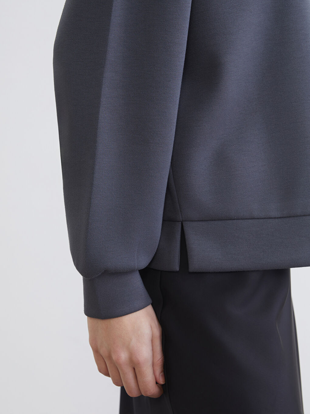 Indulge in the soft touch of our oversized women's sweatshirt.-2