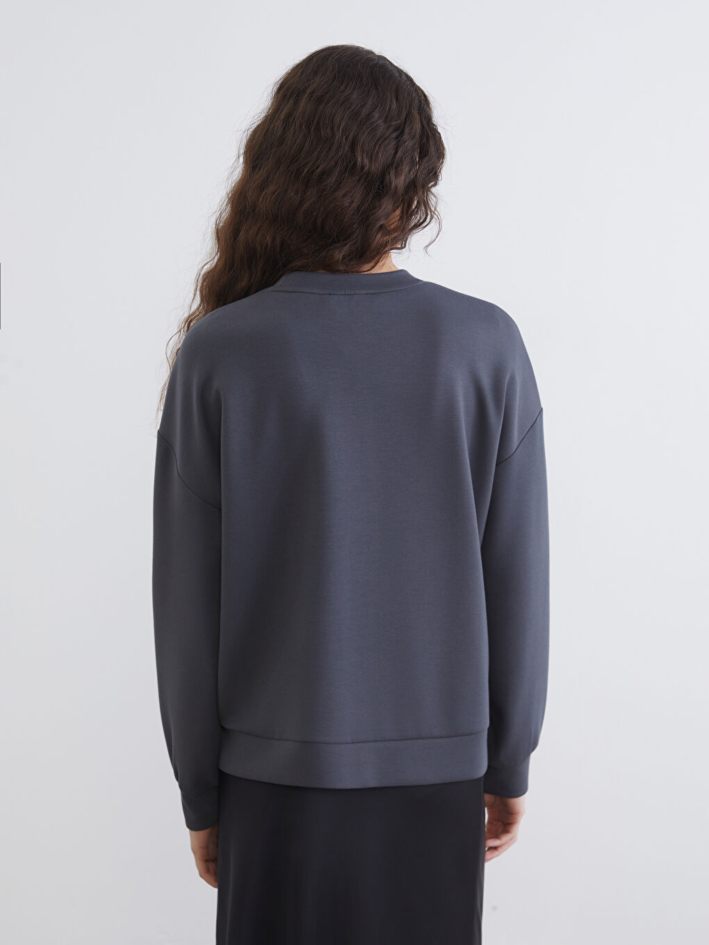 Indulge in the soft touch of our oversized women's sweatshirt.-3