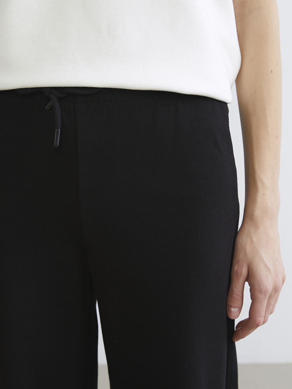 Siyah Beli Lastikli Geniş Paça Kadın Eşofman Altı	-2