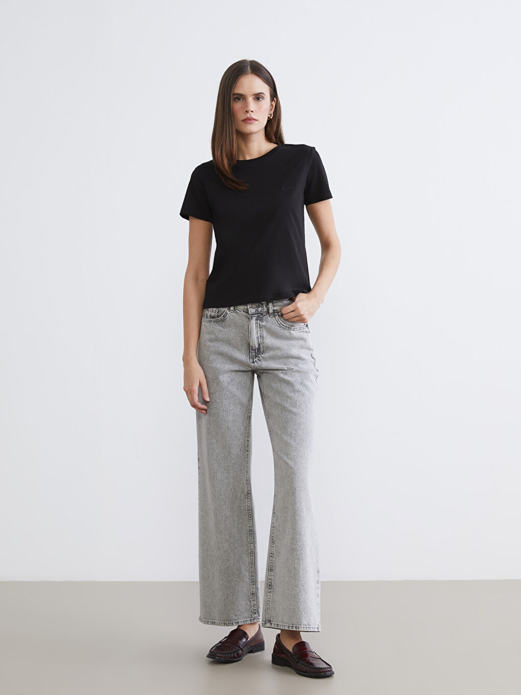 Siyah Bisiklet Yaka Kadın Tişört-1