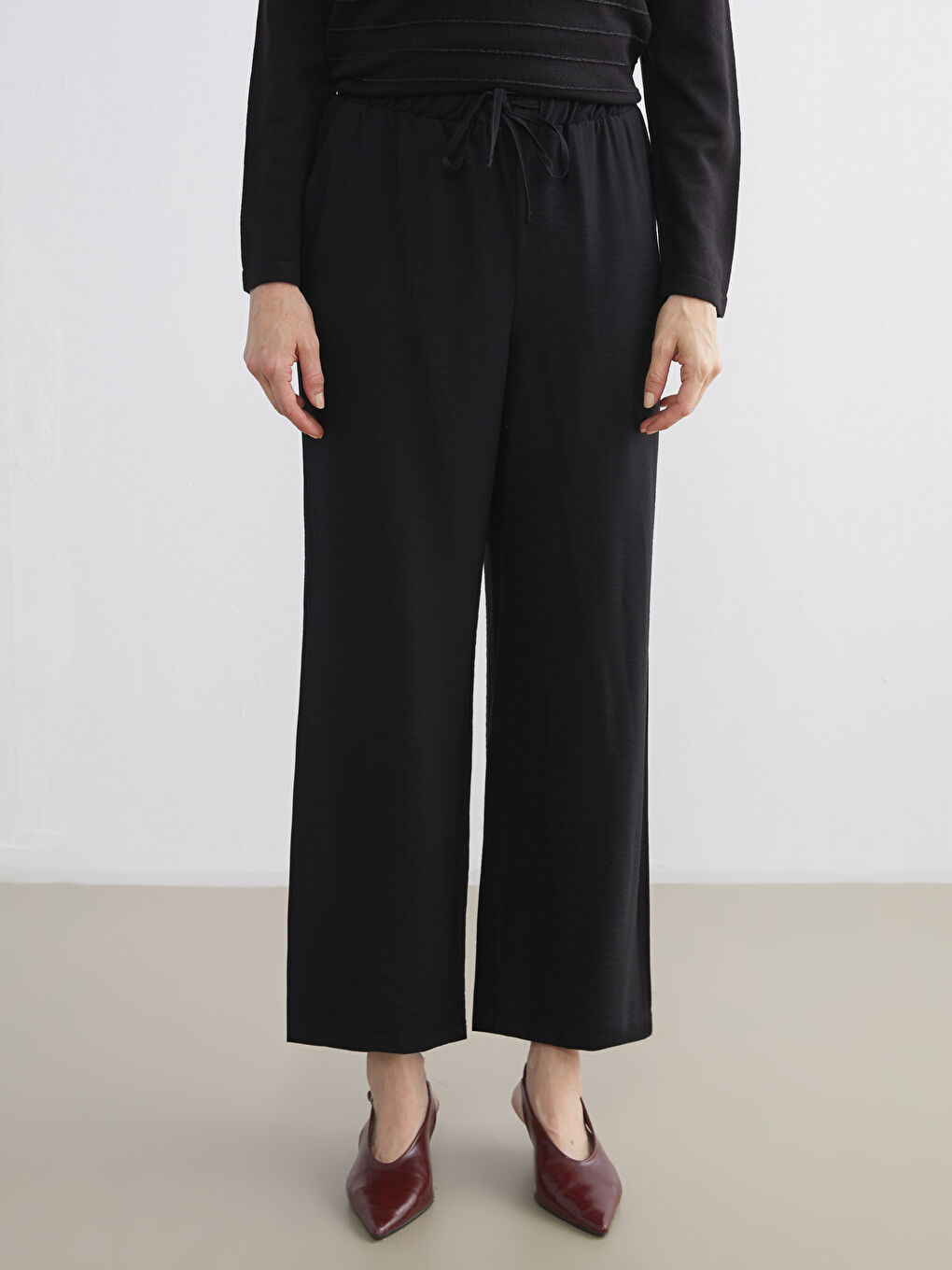 Siyah Beli Lastikli Geniş Paça Kadın Pantolon-1