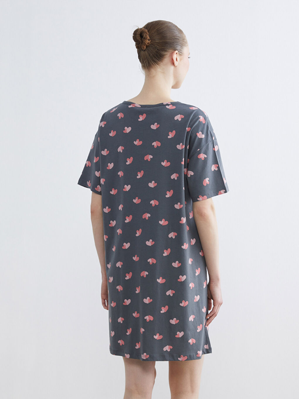 Gri Bisiklet Yaka Kalp Desenli Kadın Gecelik-3