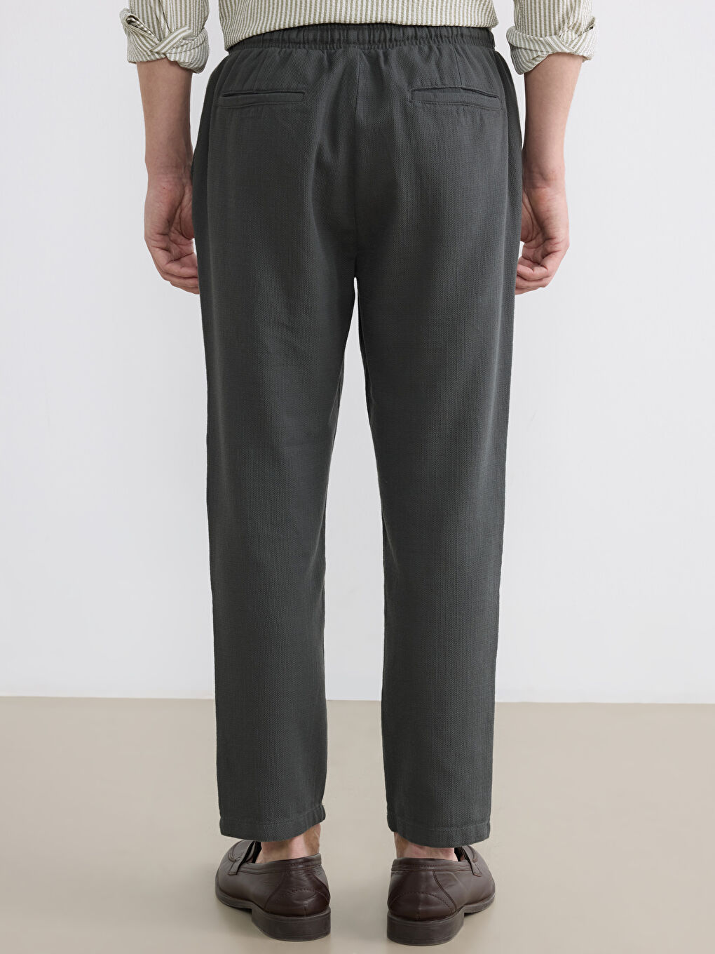 Men's Gabardine Trousers in a Classic Fit.-3