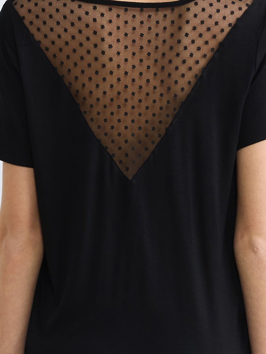 طقم بيجامة نسائي بنقشة البولكا دوت وياقة V.-3