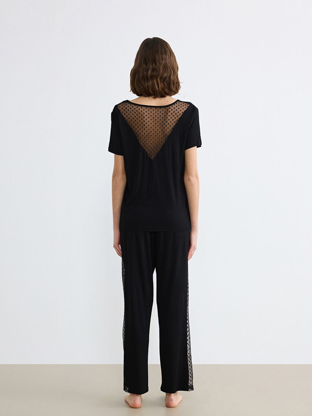 طقم بيجامة نسائي بنقشة البولكا دوت وياقة V.-4